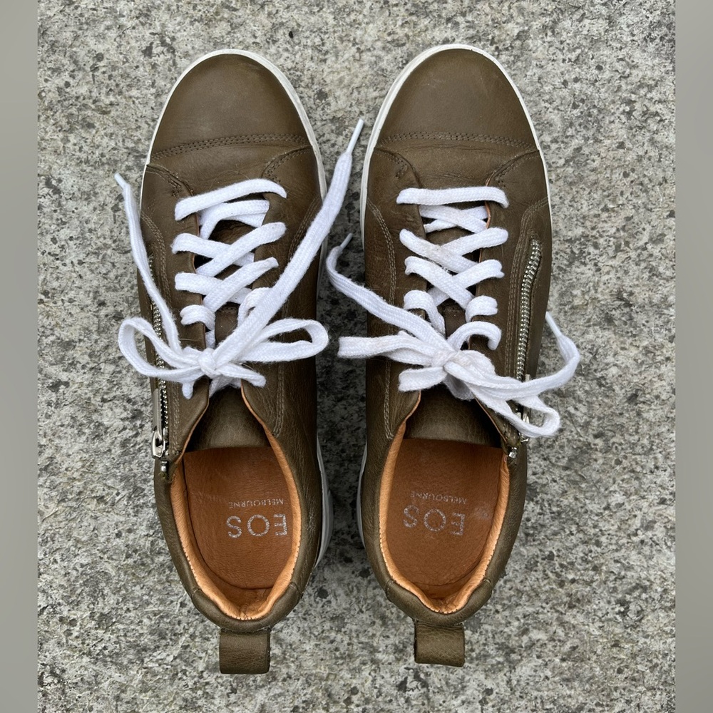 EOS Clarence Sz 41 (10.5) olive green leather sneaker